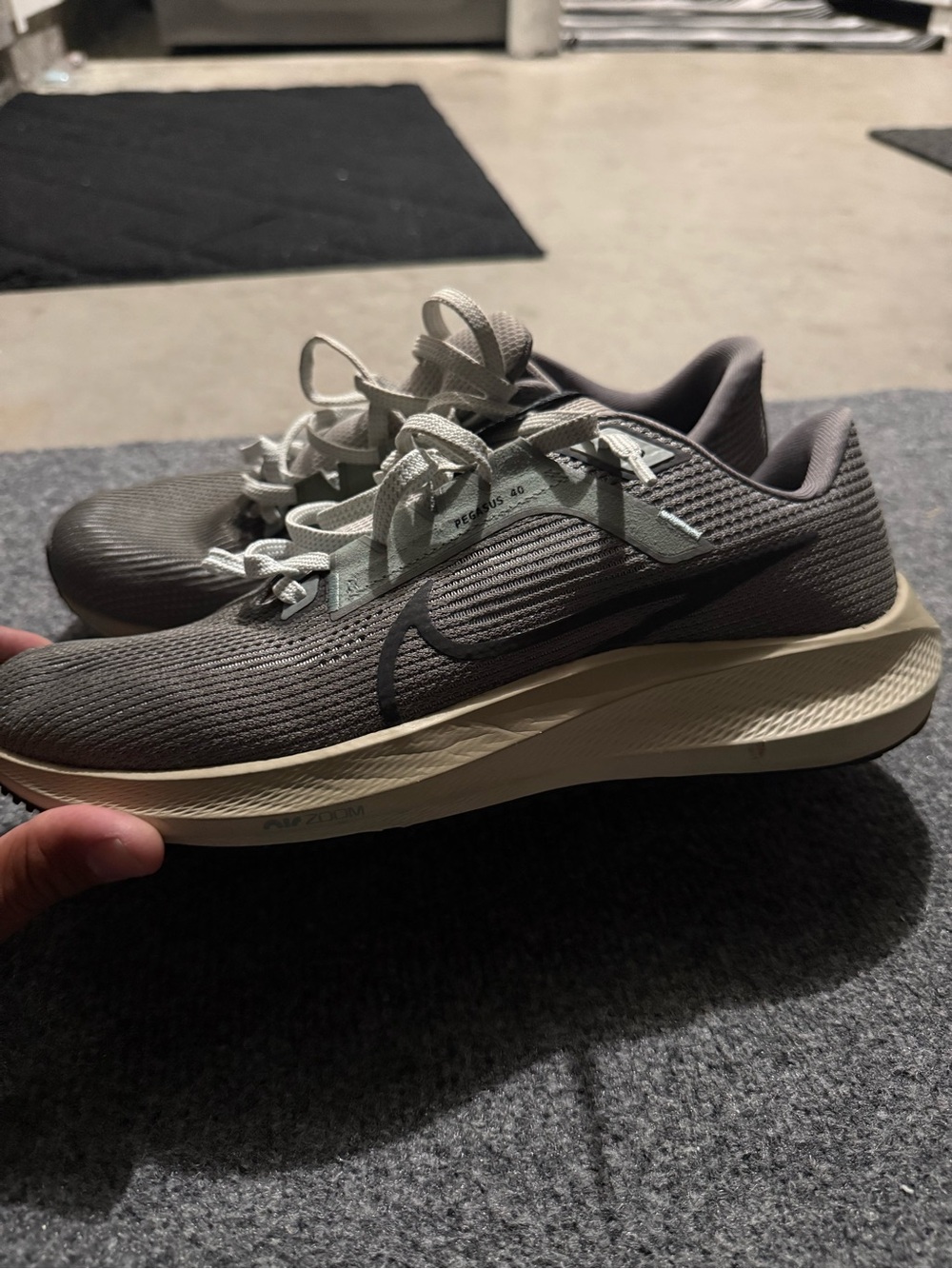 Nike Men's Gray and Cream Athletic Running Shoes